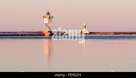 Das Wasser ist immer noch hier im April am Lake Superior gefroren. Stockfoto