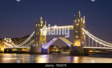 Tower Bridge hob in der Nacht, London, UK Stockfoto