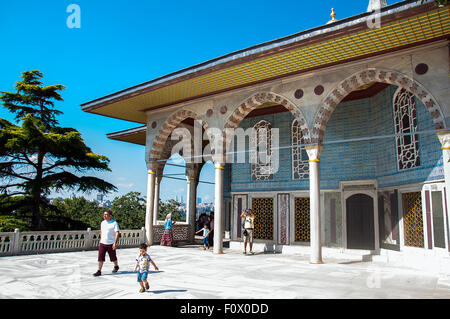 Istanbul, Türkei - 19. August 2015: Touristen in der oberen Terrasse und Bagdad-Kiosk, Topkapi Palast, Istanbul, Türkei Stockfoto
