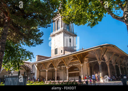 Istanbul, Türkei - 19. August 2015: Turm der Gerechtigkeit in den zweiten Hof des Topkapi-Palastes in Istanbul, Türkei. Es war die Stockfoto