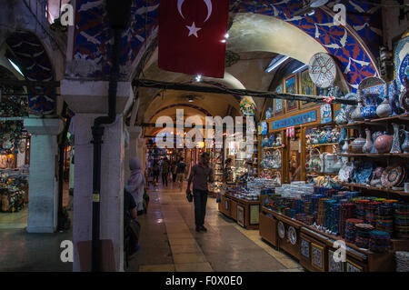 Istanbul, Türkei - 19. August 2015: Stand der türkischen waren auf dem Basar von Istanbul. Schuss aus Istanbul. Stockfoto