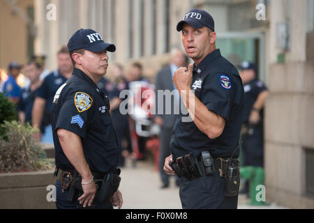 New York, USA. 21. August 2015. Polizei reagieren auf einen tödlichen Schüssen auf einen Manhattan Federal Building, Freitag, 21. August 2015. Bildnachweis: Bryan Smith/ZUMA Draht/Alamy Live-Nachrichten Stockfoto