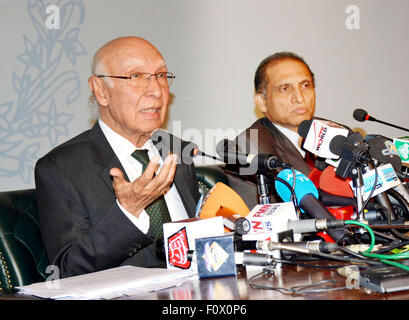 Islamabad. 22. August 2015. Foto von Pakistans Presse Informationen Abteilung (PID) am 22. August 2015 veröffentlicht zeigt Pakistans Premierminister Berater für nationale Sicherheit und auswärtige Angelegenheiten Sartaj Aziz (L) auf einer Pressekonferenz in Islamabad, der Hauptstadt von Pakistan. Pakistans Top Sicherheitsberater, Sartaj Aziz sagte am Samstag, dass Indien hat die bevorstehende Schlüsselsicherheit Gespräche 'virtuell' abgebrochen, aber er immer noch bereit für die Reise nach Neu-Delhi für die Besprechung ist, drängen Indien, geklärt werden, ob die Besprechung offiziell abgesagt wurde. © PID/Xinhua/Alamy Live-Nachrichten Stockfoto