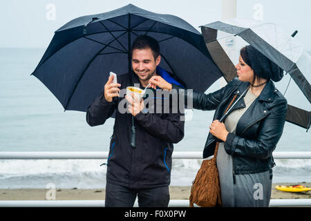 Aberystwyth, Wales, UK. 22. August 2015. Während ein Großteil der Südosten von Großbritannien in heißen trockenen Sonne mit dem Effekt "Spanisch Plume" sonnt, ist im Westen viel schlechter Wetter erleben. Eine Kaltfront aus dem Norden bringt schwere Regen und bewölktem Himmel in Aberystwyth am Tag des jährlichen "Meer zum Ufer Food Festival" statt auf das Resort Promenade. Die Wahrscheinlichkeit ist für die ungeklärten Bedingungen herrschen für viel der nächsten Woche zu Photo Credit: Keith Morris/Alamy Live News Stockfoto