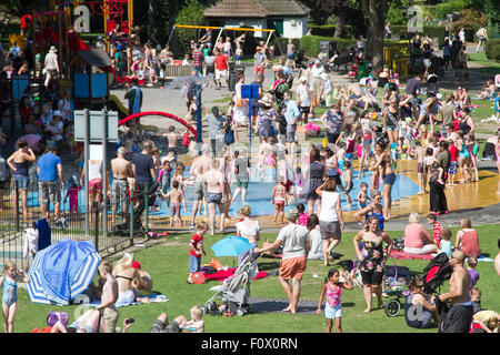 Wimbledon London, UK. 22. August 2015. Menschen erfrischen Sie sich im offenen Becken bei heißem Wetter erwartungsgemäß Temperaturen sind auf 30degrees steigen celsius Credit: Amer Ghazzal/Alamy Live-Nachrichten Stockfoto