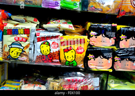 London, England, Vereinigtes Königreich. Gerrard Street, Chinatown. Chinesische Snacks im Fenster ein Lebensmittelgeschäft Stockfoto