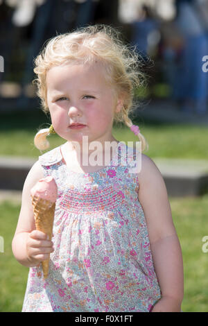 Kleines Mädchen, Eis essen Stockfoto