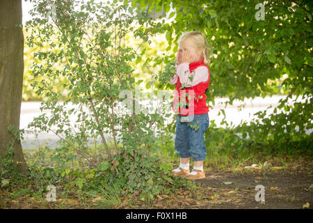 Junges Kind spielen verstecken und suchen. Stockfoto