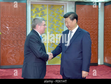 Peking, China. 22. August 2015. Chinese President Xi Jinping (R) trifft sich mit Präsident des Internationalen Olympischen Komitees (IOC) Thomas Bach in Peking, Hauptstadt von China, 22. August 2015. © Li Tao/Xinhua/Alamy Live-Nachrichten Stockfoto