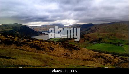 Dunkle Wolken über Ullswater und seine fells Stockfoto