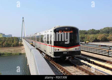 Wiener u-Bahn Linie U2 zur Seestadt nähert sich Donaustadtbrucke Bahnhof kommen aus der Eisenbahnbrücke über die Donau. Stockfoto