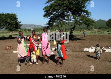 Gruppe von afrikanischen Mädchen und Kinder von Massai in Kenia, zeigen ihre traditionelle Kleidung Stockfoto