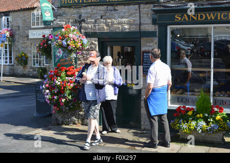 Menschen kaufen Eis vom Jäger Helmsley, gestimmt besten kleinen Laden in Deutschland 2015, North Yorkshire, England. Stockfoto