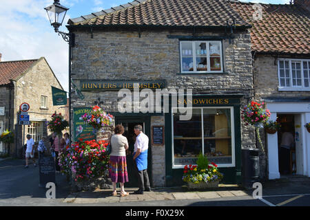 Paar kaufen Eis von Jägern Helmsley, gestimmt besten kleinen Laden in Deutschland 2015. North Yorkshire, England Stockfoto