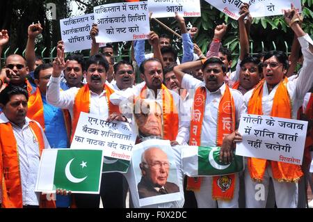 Neu-Delhi, Indien. 22. August 2015. Hinduistische Aktivisten der rechtsextremen Shiv Sena brennen ein Bildnis und Bilder des pakistanischen Premierminister Nawaz Sharif, Ober- und Pakistans Premierminister Berater auf auswärtige Angelegenheiten Sartaj Aziz während einer Protestaktion. Bildnachweis: Hemant Rawat/Pacific Press/Alamy Live-Nachrichten Stockfoto