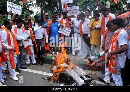 Neu-Delhi, Indien. 22. August 2015. Hinduistische Aktivisten der rechtsextremen Shiv Sena brennen ein Bildnis und Bilder des pakistanischen Premierminister Nawaz Sharif, Ober- und Pakistans Premierminister Berater auf auswärtige Angelegenheiten Sartaj Aziz während einer Protestaktion. Bildnachweis: Hemant Rawat/Pacific Press/Alamy Live-Nachrichten Stockfoto