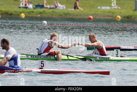 Segrat, Italien. 22. August 2015. Max Rendschmidt (L) und Marcus Gross Deutschlands feiern nach gewinnen gold im Kajak der Herren Doppel 1000 m Ereignis während der ICF Canoe Sprint World Championships in Segrat, Italien, 22. August 2015. Foto: UTE FREISE/Dpa/Alamy Live-Nachrichten Stockfoto