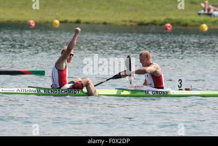 Segrat, Italien. 22. August 2015. Max Rendschmidt (L) und Marcus Gross Deutschlands feiern nach gewinnen gold im Kajak der Herren Doppel 1000 m Ereignis während der ICF Canoe Sprint World Championships in Segrat, Italien, 22. August 2015. Foto: UTE FREISE/Dpa/Alamy Live-Nachrichten Stockfoto