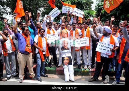 Neu-Delhi, Indien. 22. August 2015. Hinduistische Aktivisten der rechtsextremen Shiv Sena brennen ein Bildnis und Bilder des pakistanischen Premierminister Nawaz Sharif, Ober- und Pakistans Premierminister Berater auf auswärtige Angelegenheiten Sartaj Aziz während einer Protestaktion. Bildnachweis: Hemant Rawat/Pacific Press/Alamy Live-Nachrichten Stockfoto