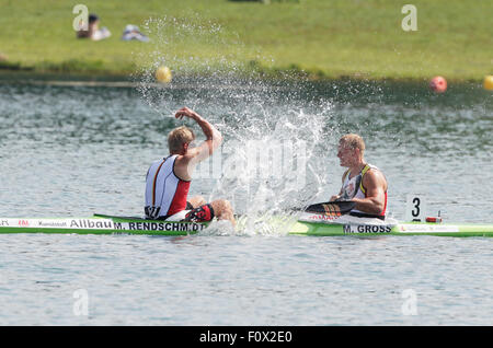 Segrat, Italien. 22. August 2015. Max Rendschmidt (L) und Marcus Gross Deutschlands feiern nach gewinnen gold im Kajak der Herren Doppel 1000 m Ereignis während der ICF Canoe Sprint World Championships in Segrat, Italien, 22. August 2015. Foto: UTE FREISE/Dpa/Alamy Live-Nachrichten Stockfoto