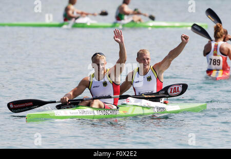 Segrat, Italien. 22. August 2015. Max Rendschmidt (L) und Marcus Gross Deutschlands feiern nach gewinnen gold im Kajak der Herren Doppel 1000 m Ereignis während der ICF Canoe Sprint World Championships in Segrat, Italien, 22. August 2015. Foto: UTE FREISE/Dpa/Alamy Live-Nachrichten Stockfoto