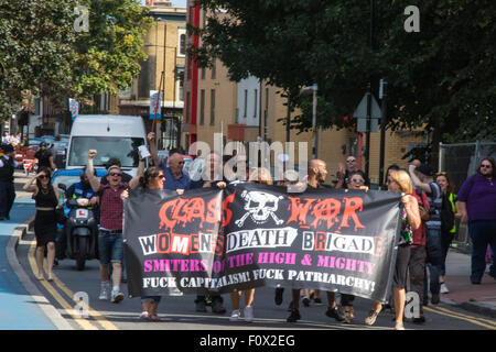 Cable Street, London, 22. August 2015. Aktivisten aus Klassenkampf demonstrieren gegen die neu gegründete Jack The Ripper Museum auf Kabel-Straße, behauptet, dass es Frauen erniedrigt, profitieren Sie von dem Tod der Prostituierten von den Ripper getötet. Das Museum behauptete während der Planungsphase, der Suffragetten-Bewegung gewidmet sein würde. Bildnachweis: Paul Davey/Alamy Live-Nachrichten Stockfoto