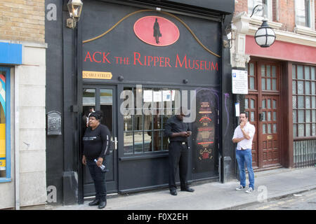 Cable Street, London, 22. August 2015. Aktivisten aus Klassenkampf demonstrieren gegen die neu gegründete Jack The Ripper Museum auf Kabel-Straße, behauptet, dass es Frauen erniedrigt, profitieren Sie von dem Tod der Prostituierten von den Ripper getötet. Das Museum behauptete während der Planungsphase, der Suffragetten-Bewegung gewidmet sein würde. Bildnachweis: Paul Davey/Alamy Live-Nachrichten Stockfoto