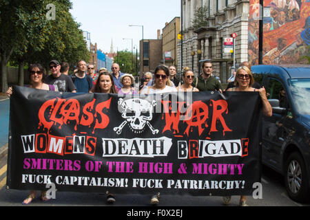 Cable Street, London, 22. August 2015. Aktivisten aus Klassenkampf demonstrieren gegen die neu gegründete Jack The Ripper Museum auf Kabel-Straße, behauptet, dass es Frauen erniedrigt, profitieren Sie von dem Tod der Prostituierten von den Ripper getötet. Das Museum behauptete während der Planungsphase, der Suffragetten-Bewegung gewidmet sein würde. Bildnachweis: Paul Davey/Alamy Live-Nachrichten Stockfoto