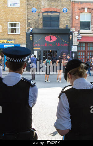 Cable Street, London, 22. August 2015. Aktivisten aus Klassenkampf demonstrieren gegen die neu gegründete Jack The Ripper Museum auf Kabel-Straße, behauptet, dass es Frauen erniedrigt, profitieren Sie von dem Tod der Prostituierten von den Ripper getötet. Das Museum behauptete während der Planungsphase, der Suffragetten-Bewegung gewidmet sein würde. Bildnachweis: Paul Davey/Alamy Live-Nachrichten Stockfoto