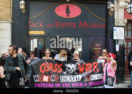 Cable Street, London, 22. August 2015. Aktivisten aus Klassenkampf demonstrieren gegen die neu gegründete Jack The Ripper Museum auf Kabel-Straße, behauptet, dass es Frauen erniedrigt, profitieren Sie von dem Tod der Prostituierten von den Ripper getötet. Das Museum behauptete während der Planungsphase, der Suffragetten-Bewegung gewidmet sein würde. Bildnachweis: Paul Davey/Alamy Live-Nachrichten Stockfoto