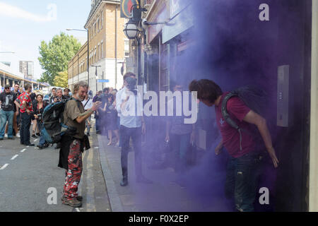 Cable Street, London, 22. August 2015. Aktivisten aus Klassenkampf demonstrieren gegen die neu gegründete Jack The Ripper Museum auf Kabel-Straße, behauptet, dass es Frauen erniedrigt, profitieren Sie von dem Tod der Prostituierten von den Ripper getötet. Das Museum behauptete während der Planungsphase, der Suffragetten-Bewegung gewidmet sein würde. Bildnachweis: Paul Davey/Alamy Live-Nachrichten Stockfoto