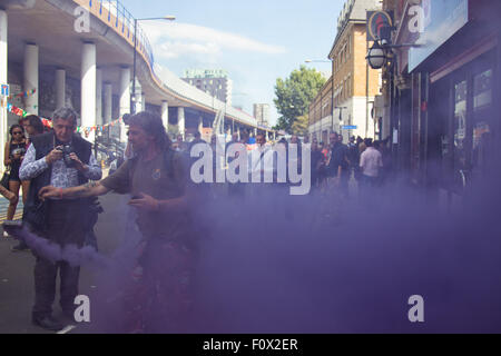 Cable Street, London, 22. August 2015. Aktivisten aus Klassenkampf demonstrieren gegen die neu gegründete Jack The Ripper Museum auf Kabel-Straße, behauptet, dass es Frauen erniedrigt, profitieren Sie von dem Tod der Prostituierten von den Ripper getötet. Das Museum behauptete während der Planungsphase, der Suffragetten-Bewegung gewidmet sein würde. Bildnachweis: Paul Davey/Alamy Live-Nachrichten Stockfoto