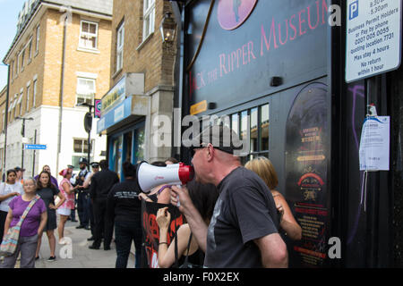 Cable Street, London, 22. August 2015. Aktivisten aus Klassenkampf demonstrieren gegen die neu gegründete Jack The Ripper Museum auf Kabel-Straße, behauptet, dass es Frauen erniedrigt, profitieren Sie von dem Tod der Prostituierten von den Ripper getötet. Das Museum behauptete während der Planungsphase, der Suffragetten-Bewegung gewidmet sein würde. Bildnachweis: Paul Davey/Alamy Live-Nachrichten Stockfoto