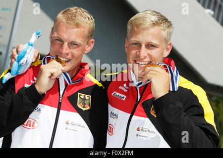 Segrat, Italien. 22. August 2015. Max Rendschmidt (L) und Marcus Gross Deutschland Pose mit ihren Goldmedaillen nach dem Gewinn der Goldmedaille im Kajak der Herren Doppel 1000 m Ereignis während der ICF Canoe Sprint World Championships in Segrat, Italien, 22. August 2015. Foto: UTE FREISE/Dpa/Alamy Live-Nachrichten Stockfoto