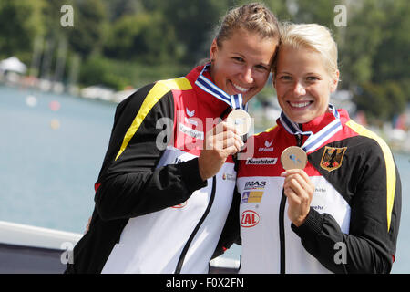 Segrat, Italien. 22. August 2015. Franziska Weber (L) und Tina Dietze Deutschland Pose mit ihren Bronzemedaillen nach gewinnen Bronze in der Frauen Kajak Doppel 500 m Ereignis während der ICF Canoe Sprint World Championships in Segrat, Italien, 22. August 2015. Foto: UTE FREISE/Dpa/Alamy Live-Nachrichten Stockfoto