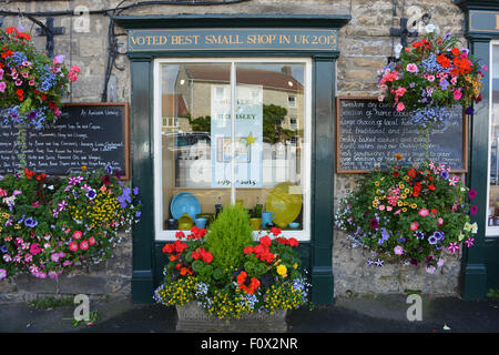 Jäger von Helmsley, gestimmt besten kleinen Laden im Königreich, 2015. Fenster Anzeige und hängenden Körbe, Helmsley, North Yorkshire, England Stockfoto