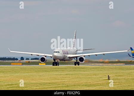 A7-Abfahrt ACF Qatar Airways Airbus A330-200 Flughafen Manchester England uk Stockfoto