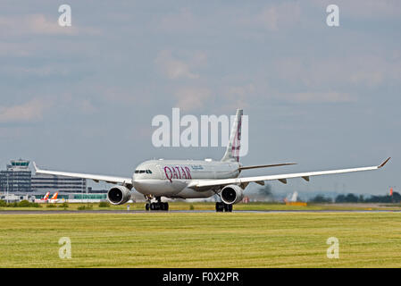 A7-Abfahrt ACF Qatar Airways Airbus A330-200 Flughafen Manchester England uk Stockfoto