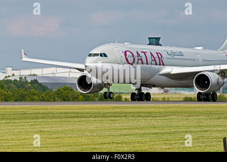 A7-Abfahrt ACF Qatar Airways Airbus A330-200 Flughafen Manchester England uk Stockfoto