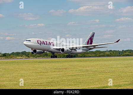 A7-Abfahrt ACF Qatar Airways Airbus A330-200 Flughafen Manchester England uk Stockfoto