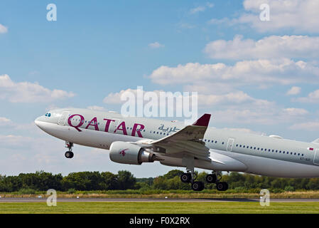 A7-Abfahrt ACF Qatar Airways Airbus A330-200 Flughafen Manchester England uk Stockfoto