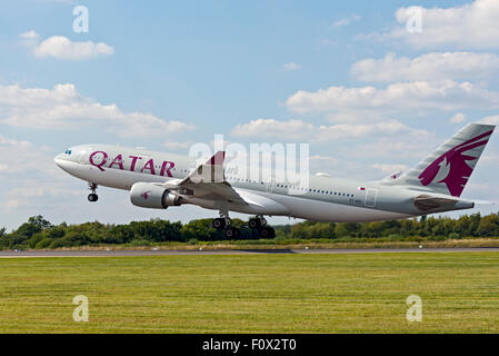 A7-Abfahrt ACF Qatar Airways Airbus A330-200 Flughafen Manchester England uk Stockfoto