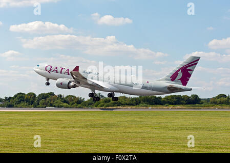 A7-Abfahrt ACF Qatar Airways Airbus A330-200 Flughafen Manchester England uk Stockfoto