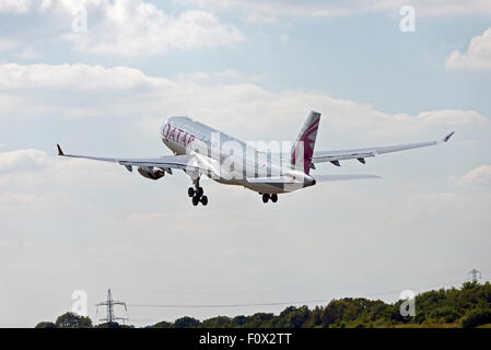 A7-Abfahrt ACF Qatar Airways Airbus A330-200 Flughafen Manchester England uk Stockfoto