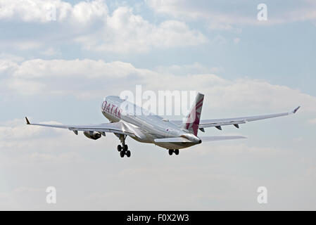 A7-Abfahrt ACF Qatar Airways Airbus A330-200 Flughafen Manchester England uk Stockfoto