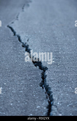 Langer Wind riss auf einer asphaltierten Straße. Stockfoto