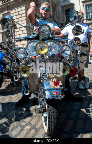 London, UK. 22. August 2015. Rund 30 Mods auf Rollern, einschließlich Vespas und Lambrettas, kommen, um die Erweiterung des Somerset House feiern "The Jam: Ausstellung über die junge Idee." Bildnachweis: Pete Maclaine/Alamy Live-Nachrichten Stockfoto