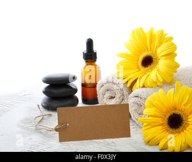 Spa-Elemente mit leeren Karte, große gelbe Gerbera, Tinktur Behandlungsflasche, Spa Steinen und Handtücher Stockfoto