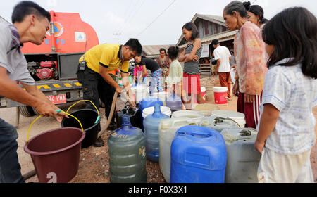 Palembang, Indonesien. 21. August 2015. Menschen Schlange stehen, um Wasser aus BPBD (Regional Disaster Management Agency), bekommen die 3.000 Liter bis 9.000 Liter eines Tages zu einer Reihe von abgelegenen Dörfern zu verteilen, die eine lange Dürre in Ogan Ilir, Süd-Sumatra, Indonesien, am 21. August 2015 erlitt. © Nova Wahyudi/Xinhua/Alamy Live-Nachrichten Stockfoto