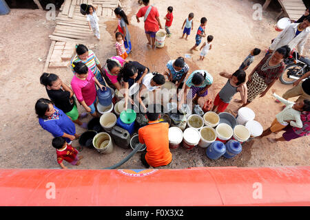 Palembang, Indonesien. 21. August 2015. Menschen Schlange stehen, um Wasser aus BPBD (Regional Disaster Management Agency), bekommen die 3.000 Liter bis 9.000 Liter eines Tages zu einer Reihe von abgelegenen Dörfern zu verteilen, die eine lange Dürre in Ogan Ilir, Süd-Sumatra, Indonesien, am 21. August 2015 erlitt. © Nova Wahyudi/Xinhua/Alamy Live-Nachrichten Stockfoto